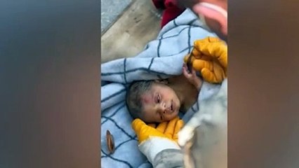 Elinde annesini bir tutam saçı vardı. 20 günlük bebek 60 saat sonra enkazdan çıkartıldı