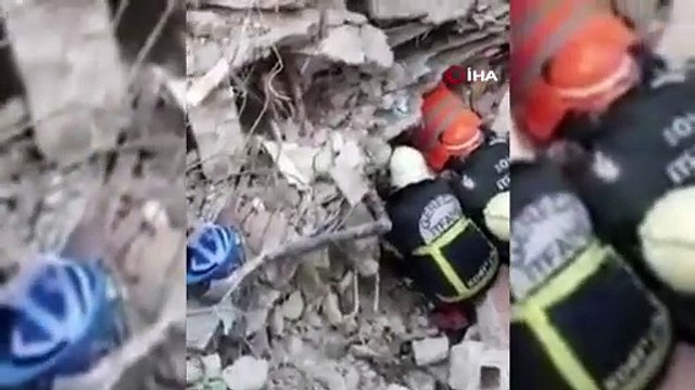 Enkaz altından küçük bebeğin kurtarılma anları