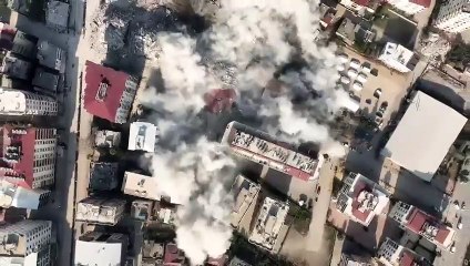 Depremden sonra çöken binanın balkonları daha havadayken yıkıldı