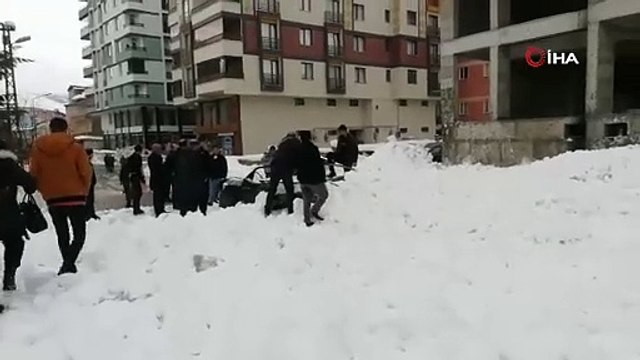 Çatıdan düşen kar kütlesi aracı hurdaya çıkardı