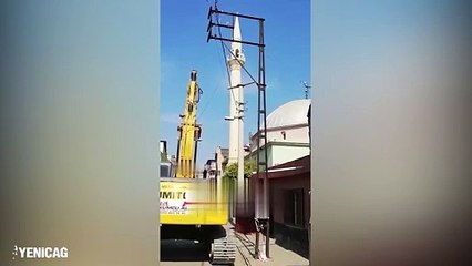 Adana’da 'kontrollü' minare yıkımı faciayla sonuçlanacaktı. Yaralılar var