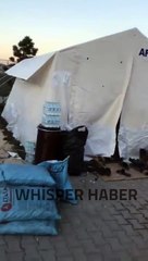 Depremzedeler arkasını dönünce Mahir Ünal kamerayı uzaklaştırdı