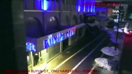 Yoldaki yarık ve çatlaklar korkutuyor