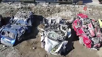 Yıkılılan binalar otomobilleri kağıt gibi ezdi. Milyonluk araçlar tanınmaz hale geldi
