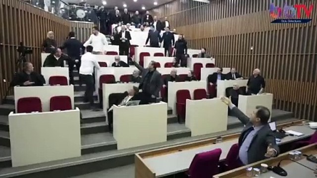 AKP'li meclis üyesi Tanju Özcan'a su şişesi fırlattı. Bolu Belediyesi'nde büyük olay çıktı