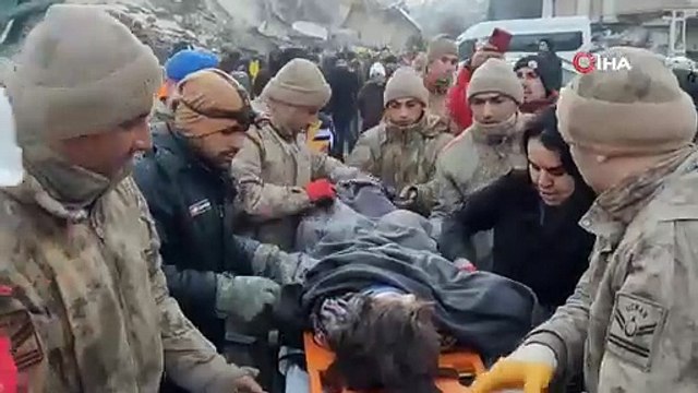 Hatay’da 51 saat sonra 5 yaşındaki kız çocuğu kurtarıldı. Gün doğarken mucize