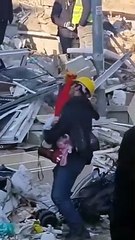 Enkazdan yavrusunun kıyafetlerini çıkardı, kokladı, ağladı feryat etti. Bu acının tarifi yok