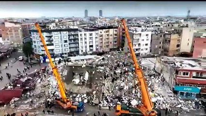 Sigorta eksperleri hasar tespit çalışmaları için deprem bölgesinde