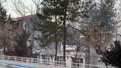 Elbistan'da yüzlerce enkaz kaldırılmayı beklerken. Belediye binası, içindeki resmi evraklarla birlikte apar topar yıkıldı