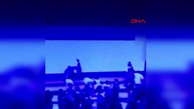 Cemal Reşit Rey'de dev LED ekranın düşme anı kamerada