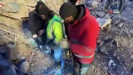 Enkazda para dolu banka kasası bulundu 