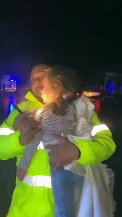 Enkazdan çıkarılan çocukla sosyal medyada şov yapmıştı. Minik Azra hayatını kaybetti