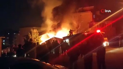 Tek katlı ev patlaya patlaya yandı