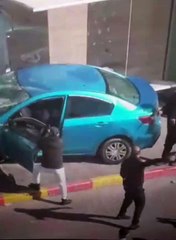 Araçla otobüs durağına daldı sürücüyü polisler öldürdü 