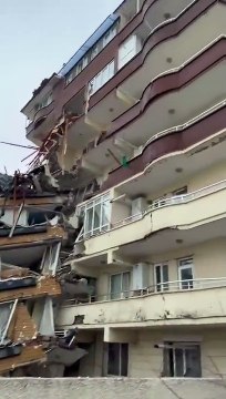 Gazeteci Bahadır Özgür Hatay'da depremde yıkılan binalar ve müteahhitlerini tek tek sıraladı