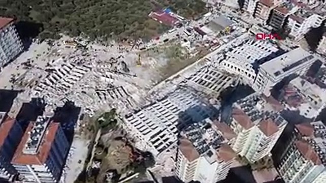 Rönesans Rezidans’ın temel atma törenine dönemin Adalet bakanı Sadullah Ergin de katılmış. Yüzlerce kişiye mezar olmuştu