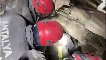 Enkaz altında duvara 'umudunuzu kaybetmeyin' yazdı, 64 saat sonra kurtarıldı