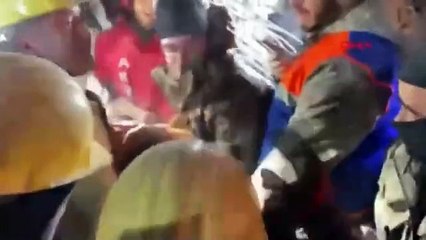 125'inci saatte kurtarıldı, madenciyİ öperek teşekkür etti