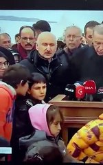 Erdoğan konuşurken Ulaştırma Bakanı üşüyen çocuğun kapüşon ve beresini çıkardı