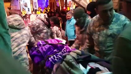 Depremde yaralanan 47 kişi askeri uçakla İstanbul'a getirildi