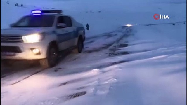 Ardahan’da yoğun kar yağışı ve tipi yolları kapattı