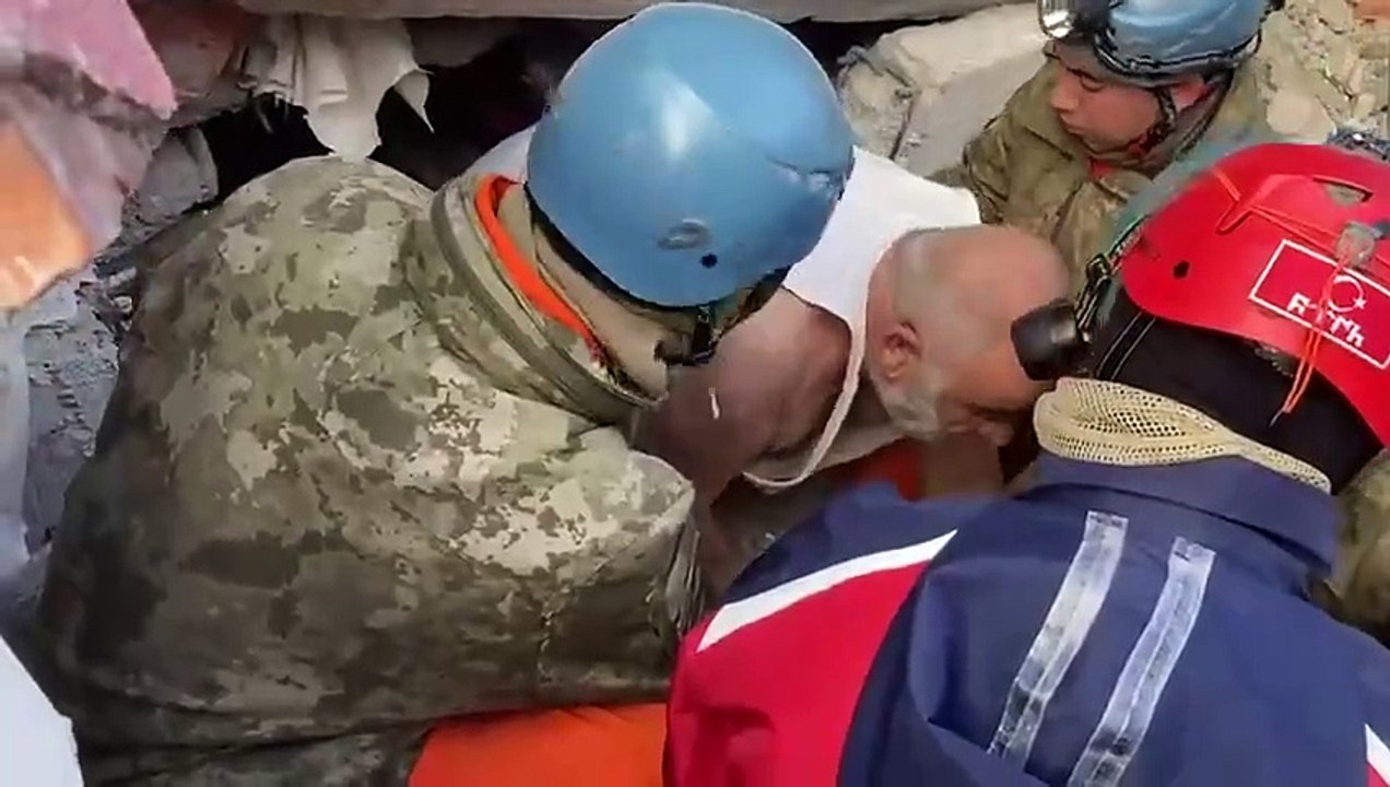 Mehmetçik vatandaşı enkazdan böyle kurtardı