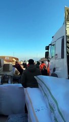 Yardımları götüren şoförler çağrı yaptı. Yardımlar İskenderun Expo’ya ulaştı