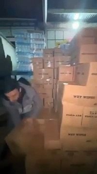 Ünlü şarkıcı Ebru Yaşar depremzedeler için taşın altına elini koydu. Acil ihtiyaç malzemesi taşıyan TIR'lar yola çıktı