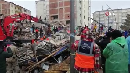 Elazığ'da bina böyle çöktü. 2 polis enkaz altında 