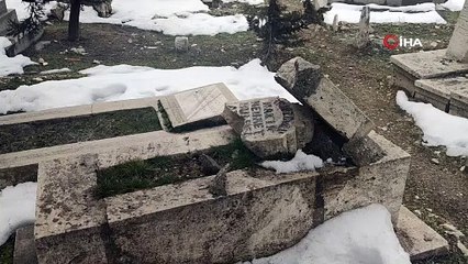 250 yıllık mezarlığı deprem vurdu