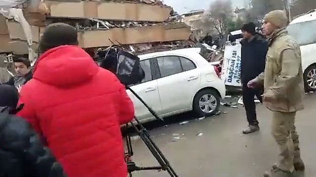 TRT Haber enkazın önünde çekim yapmak için AFAD ekibini bekledi