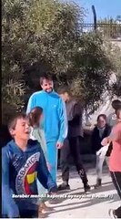 Rapçi Sefo  minik depremzedenin sevgisi karşısında ne yapacağını şaşırdı. Ünlü şarkıcının dili tutuldu