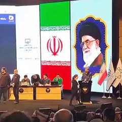 İranlı kadın yüzlerce kişinin önünde başörtüsünü böyle fırlattı