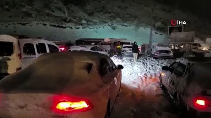 1000 araç mahsur kaldı. Sosyal medyadan yardım istediler