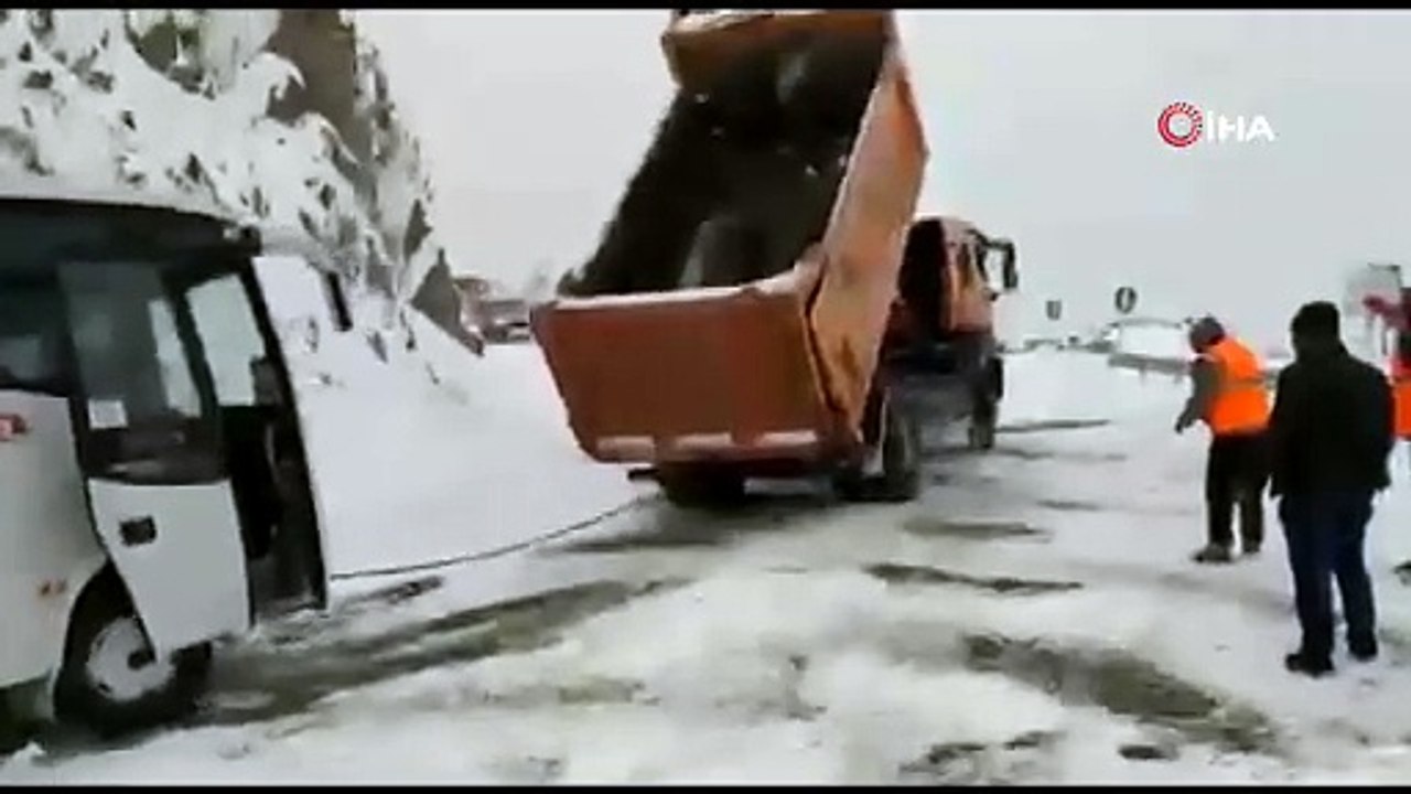 Artvin'de heyelan nedeniyle Artvin-Şavşat karayolu ulaşıma kapandı  