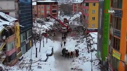 Baba depremde kaybettiği kızının elini bir an olsun bırakamadı