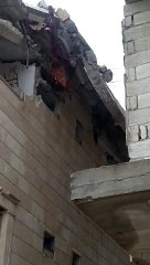 Sıkıştığı çatıda yardım bekledi. Böyle bir görüntü hiç çekilmedi