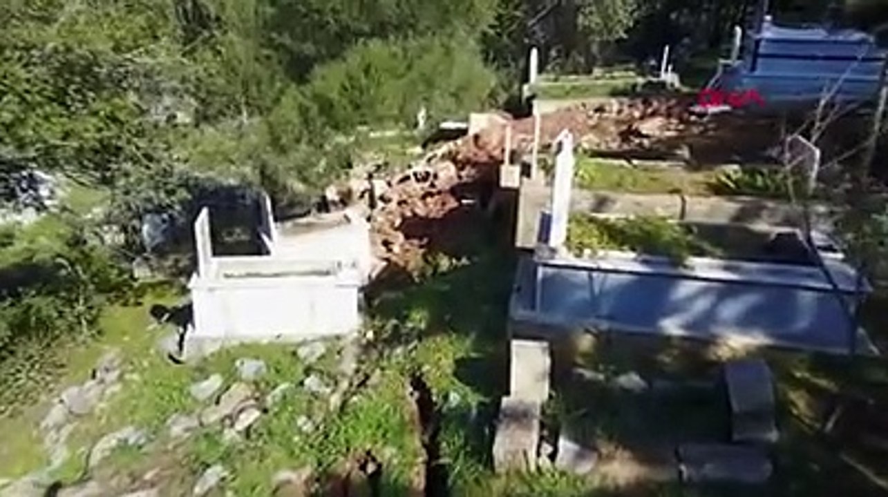 Deprem köyü ortadan ikiye böldü