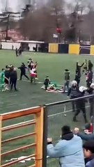 Télécharger la video: Yumruk atıldı saha karıştı. Amatör Lig'de skandal kavga