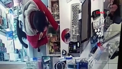 1 yılda eczaneden 150 bin TL çaldı. Paraları cebine böyle soktu