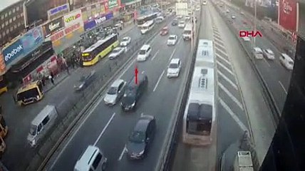 Bahçelievler'de İETT otobüsünün durağa girdiği kaza kamerada