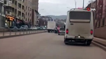 Seyir halindeki aracın sürücüsünü darp etti