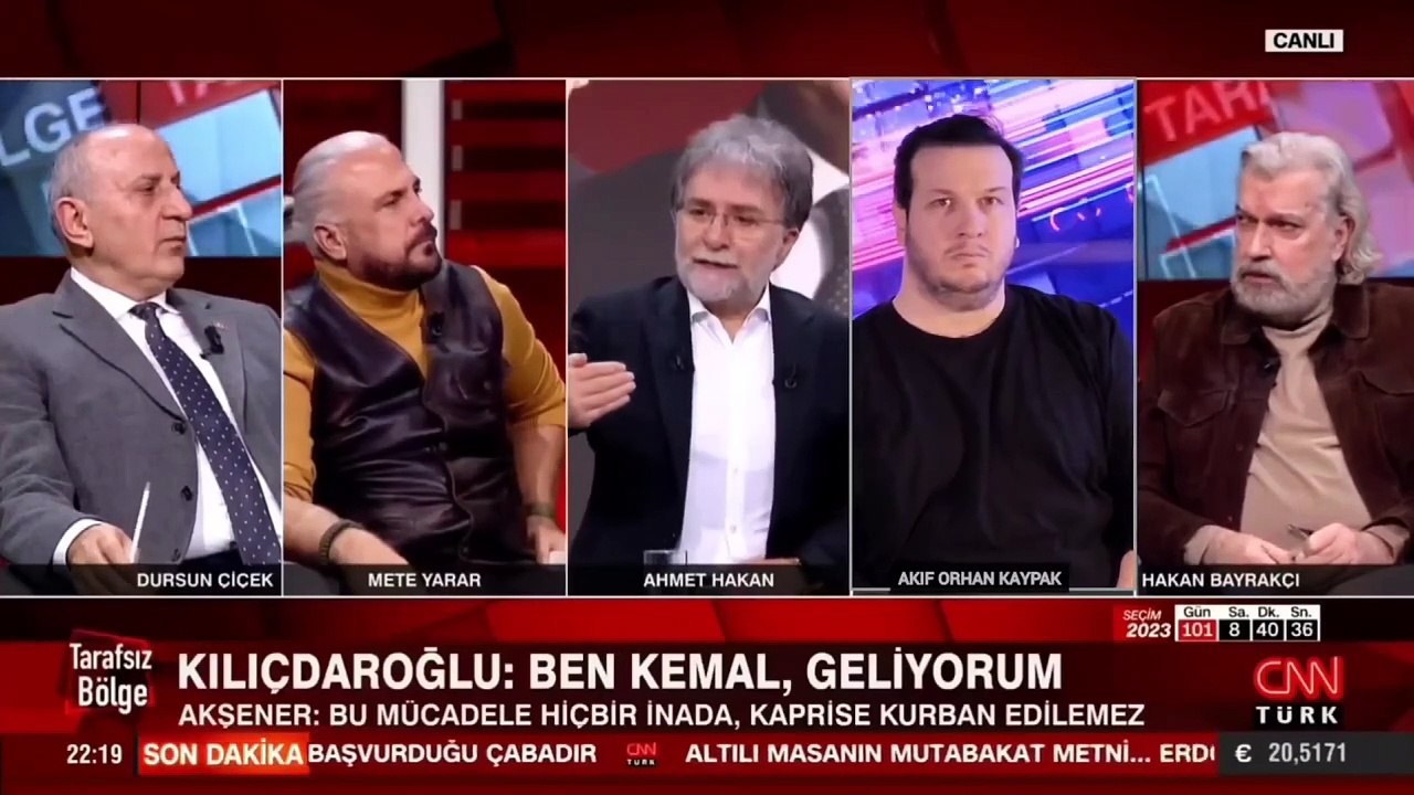 Şahan Gökbakar, canlı yayında tırnak kesen Hakan Bayrakçı'yı fena ti'ye aldı. Kendini programa yerleştirdi