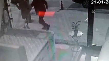 Durduk yerde karton makete saldırdı. Oynatmaya az kaldı doktorum nerede