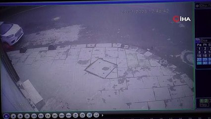 Fren yerine gaza bastı. Park halindeki otomobile çarptı