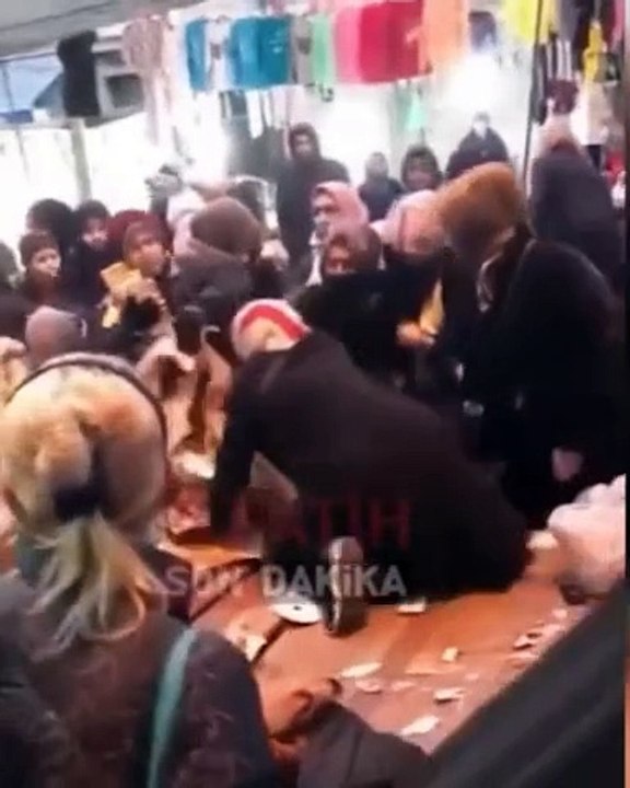 Pazar tezgahından düşerek yerlerde sürüklendiler. Semt pazarında ucuz ürün kavgası