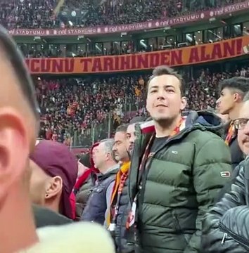 Volkan Demirel Galatasaray taraftarına öyle bir bakış attı ki. Demirel'e çirkin tezahürat