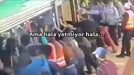 Bütün halk birlik olmazsa kavga haklı olmuyor. Trene bacağı sıkışan kişiyi halk birlikte kurtardı