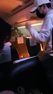 Şarj cihazı alev aldı uçaktaki herkes panik içinde çaresiz kaldı