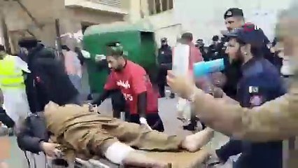 Pakistan'da canlı bomba camide kendini patlattı. Namazdaki 32 kişi öldü